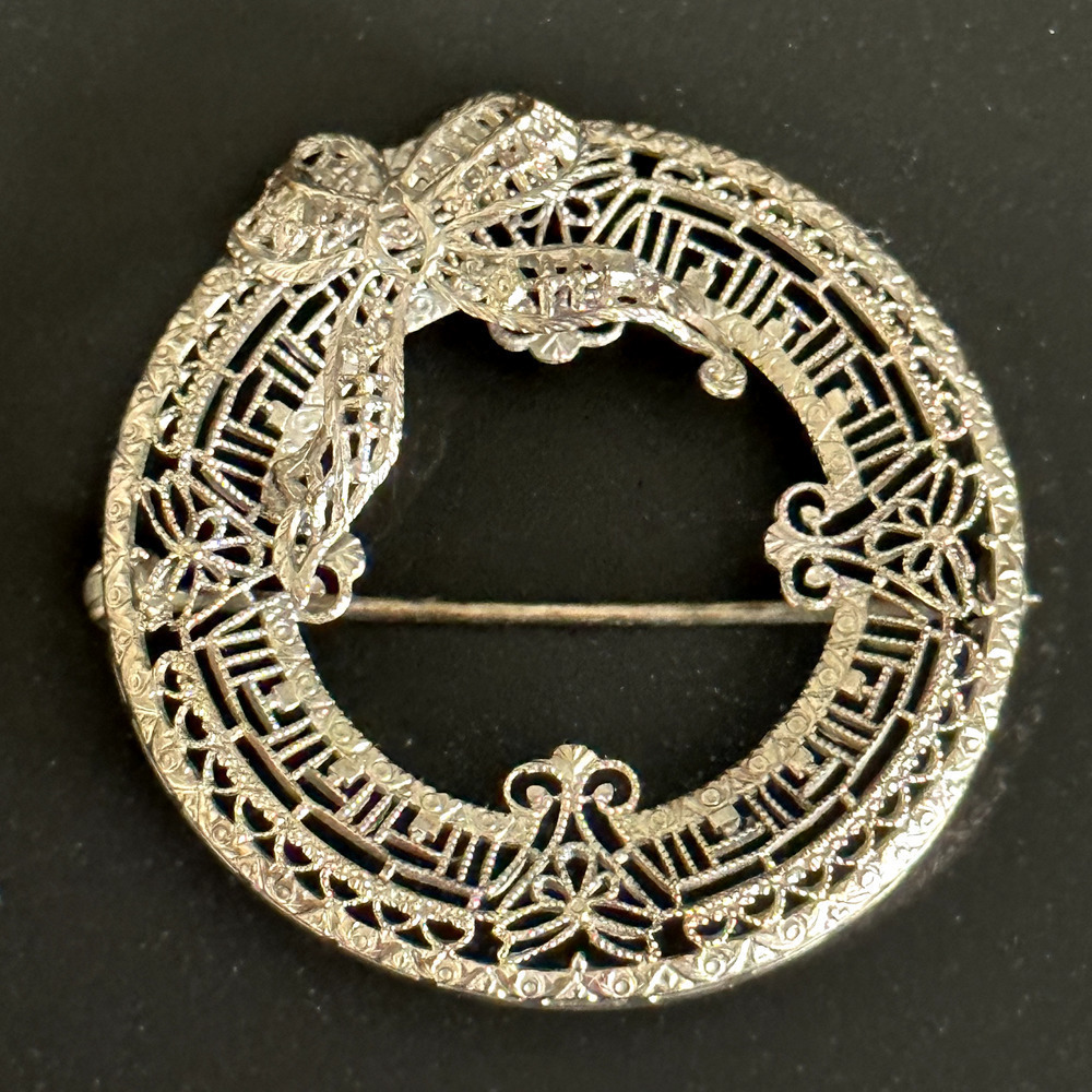 Antique 10K White Gold Filigree Detail Bow Ribbon Round Open Circle Brooch Pin